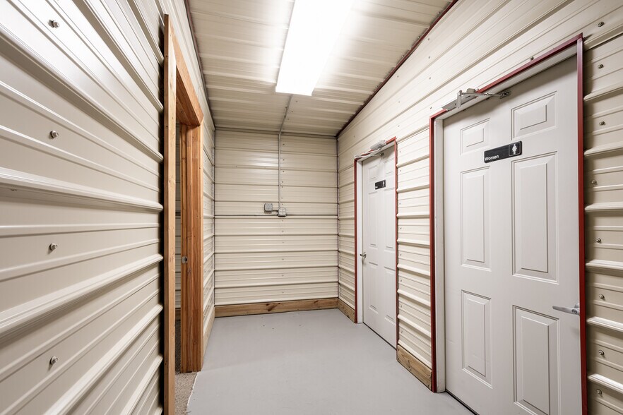 More Photos Of 21040 Loop 494, New Caney Warehouse For Lease