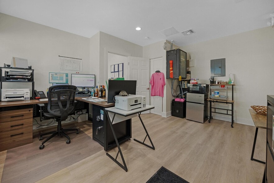 More Photos Of 19950-19980 Overseas Hwy, Sugarloaf Key Office For Sale