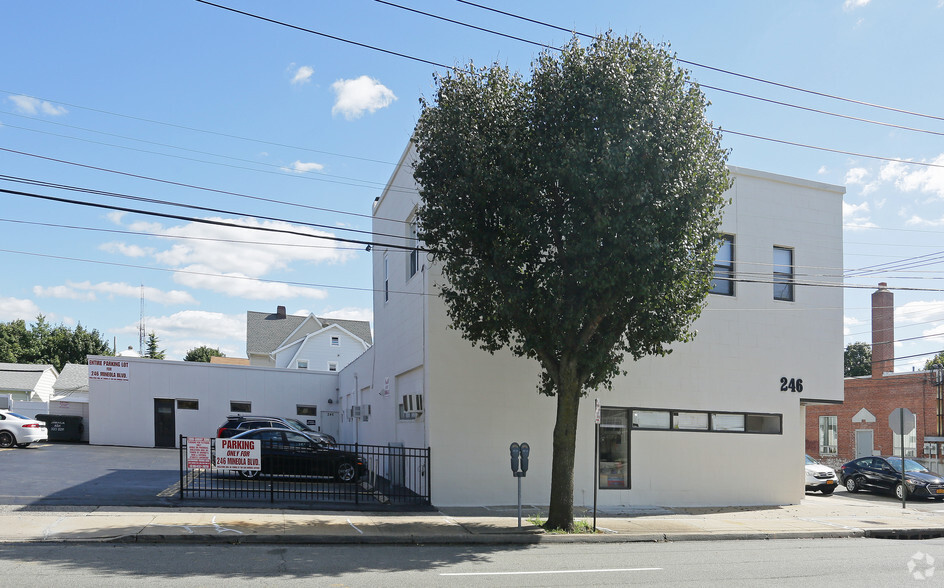 Primary Photo Of 246 Mineola Blvd, Mineola Office Residential For Lease