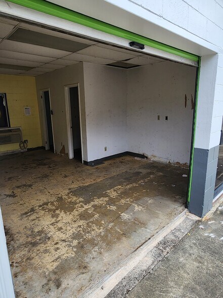 More Photos Of 2632 Spruce St, Montgomery Self Storage For Lease