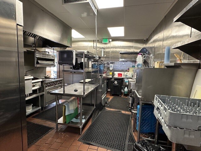 More Photos Of 11820-11830 Ventura Blvd, Studio City Restaurant For Lease