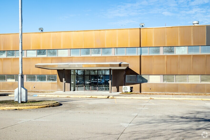 More Photos Of 368 Burman Blvd, Calverton Warehouse For Lease