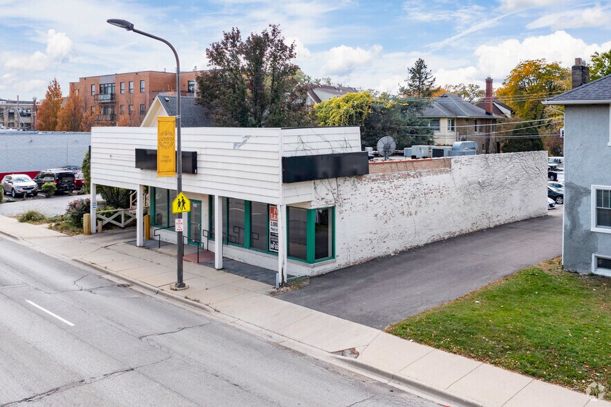 More Photos Of 2636 Green Bay Rd, Evanston Freestanding For Lease