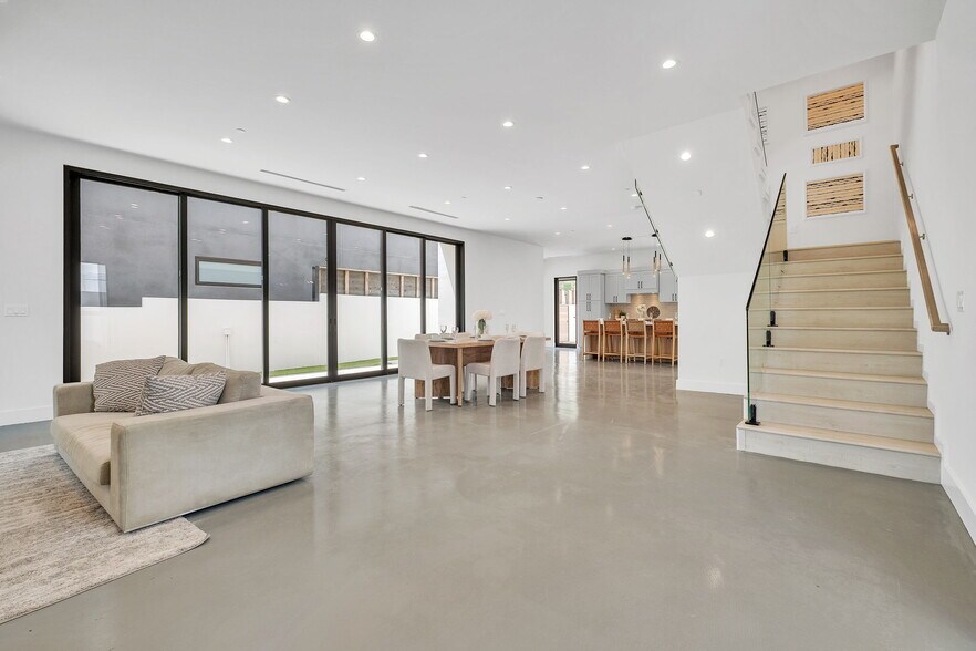 More Photos Of 337 6th Ave, Venice Apartments For Sale