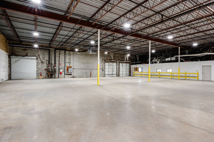 More Photos Of 11233-11251 Leo Ln, Dallas Warehouse For Lease