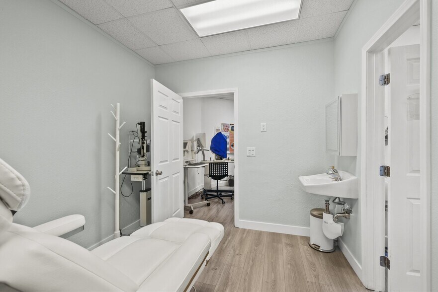 More Photos Of 516 W Lancaster Blvd, Lancaster Freestanding For Lease