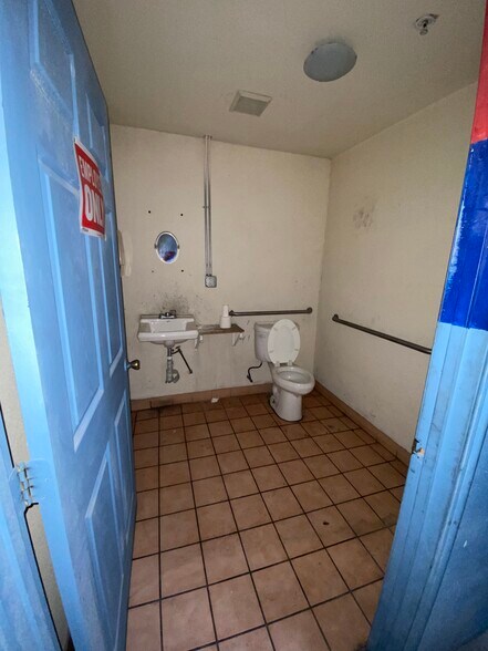 More Photos Of 291-293 W H St, Colton Auto Repair For Lease