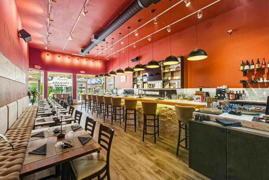 More Photos Of 529-533 Lincoln Rd, Miami Beach Storefront For Lease