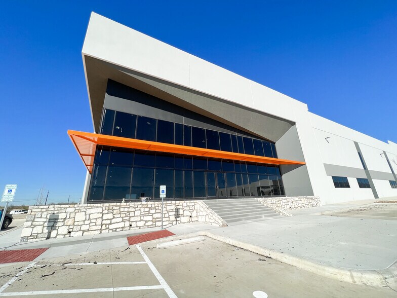 More Photos Of 11708 McAngus Rd, Del Valle Warehouse For Lease