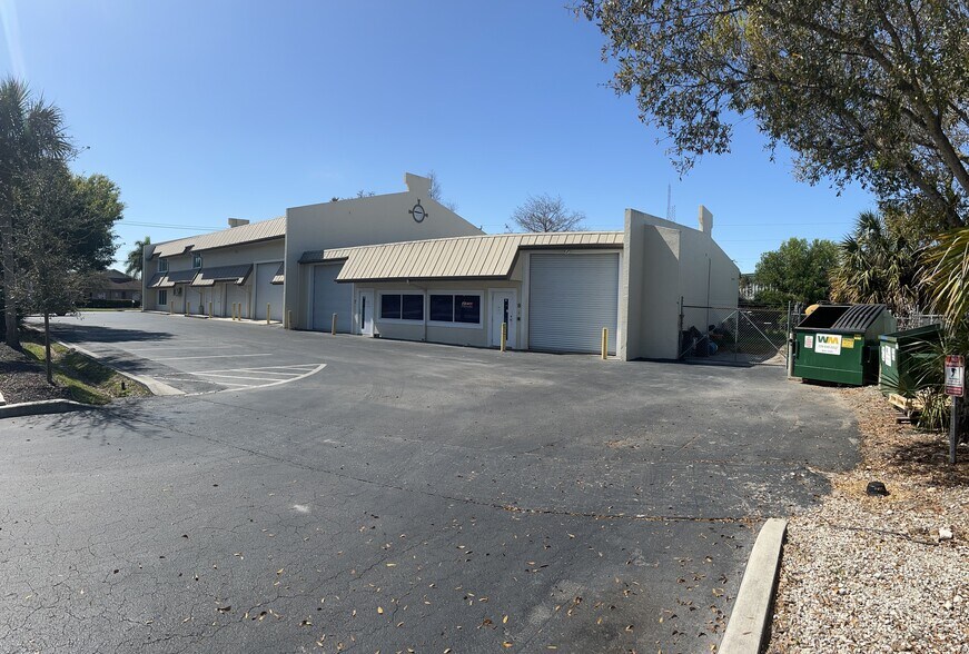 More Photos Of 5701 Houchin St, Naples Light Manufacturing For Lease