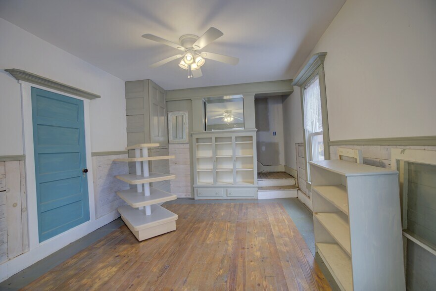 More Photos Of 150 Main St, Benton Office For Sale