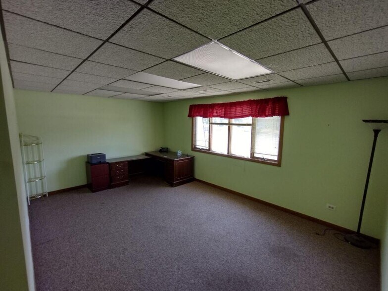 More Photos Of 474 Summit St, Elgin Office For Lease