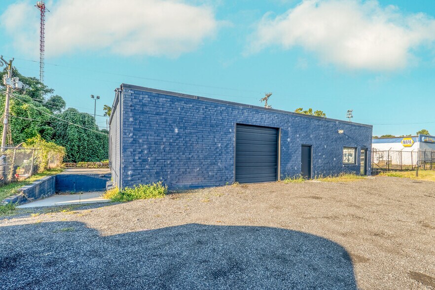 More Photos Of 1310 Headquarters Dr, Greensboro Showroom For Sale