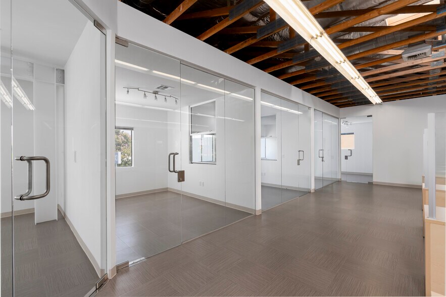 More Photos Of 7543 Woodley Ave, Van Nuys Office For Lease