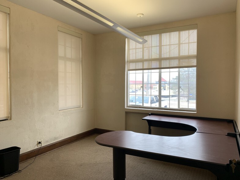More Photos Of 612 New Hampshire St, Lawrence Office For Lease