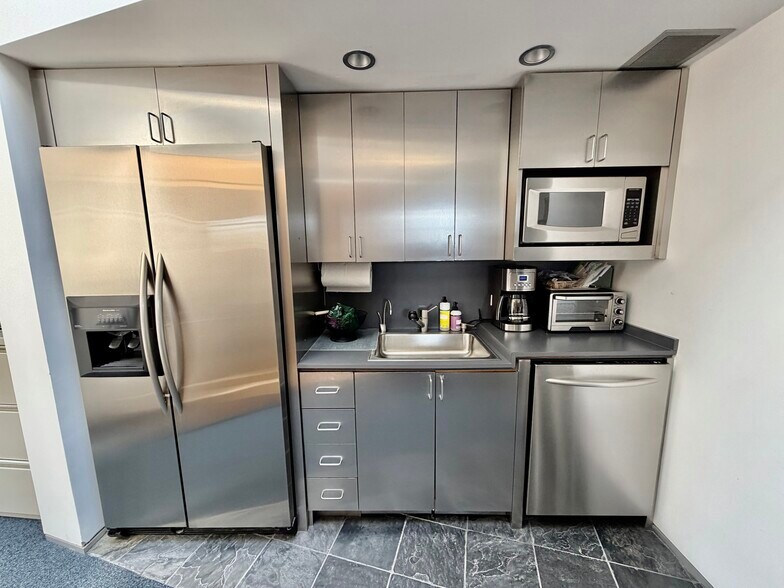 More Photos Of 12 Havemeyer Pl, Greenwich Office For Lease