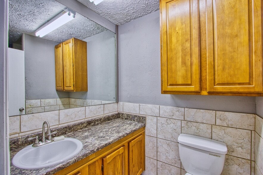More Photos Of 11815 Misty Dr, Houston Light Manufacturing For Sale