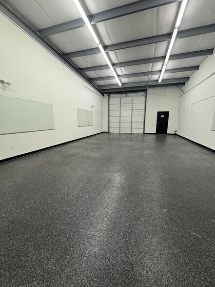 More Photos Of 15555 Tradesman Dr, San Antonio Light Distribution For Lease