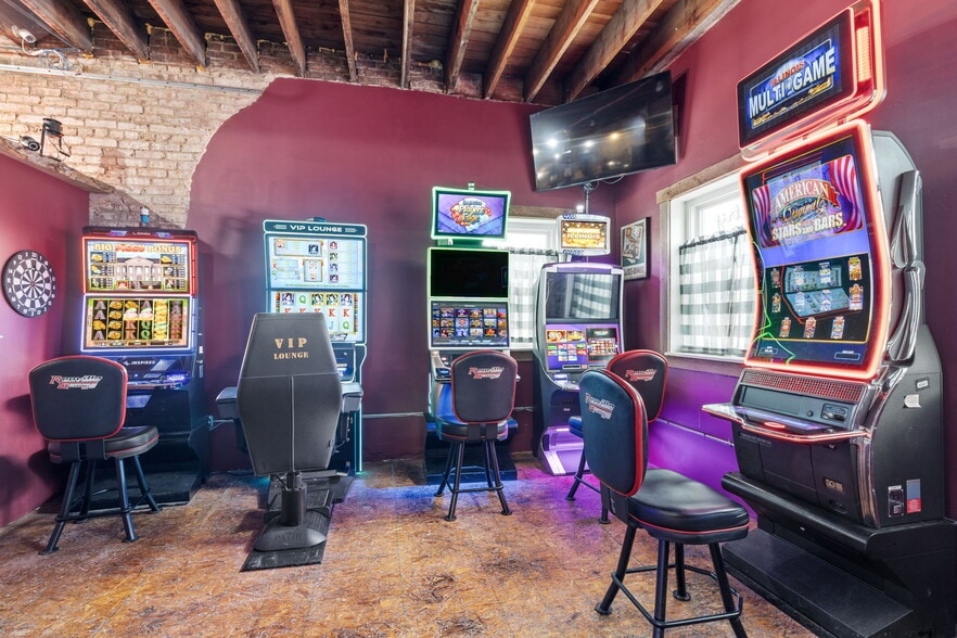 More Photos Of 126 S Main St, Gilman Showroom For Sale