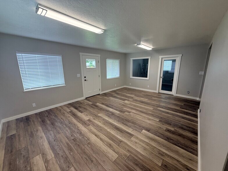 More Photos Of 490 N Pine St, Canby Service For Lease