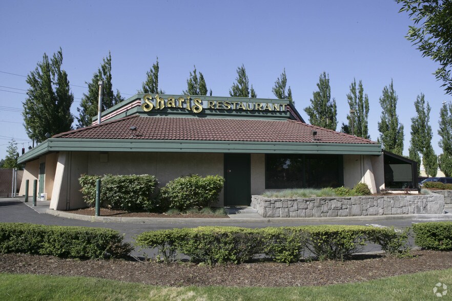 More Photos Of 11335 NE Airport Way, Portland Restaurant For Lease