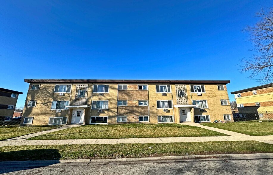 Primary Photo Of 108 W Elizabeth Dr, Addison Apartments For Sale
