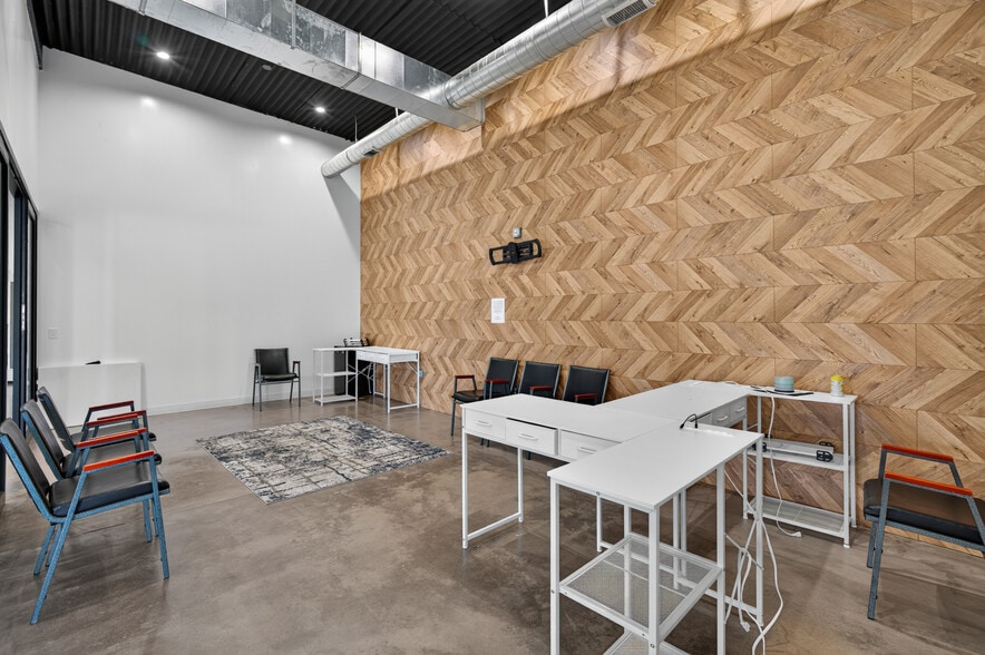 More Photos Of 6023 Hazeltine Ave, Van Nuys Warehouse For Lease