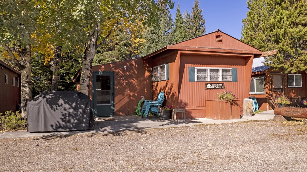More Photos Of 225 N Geyser St, West Yellowstone Hotel For Sale