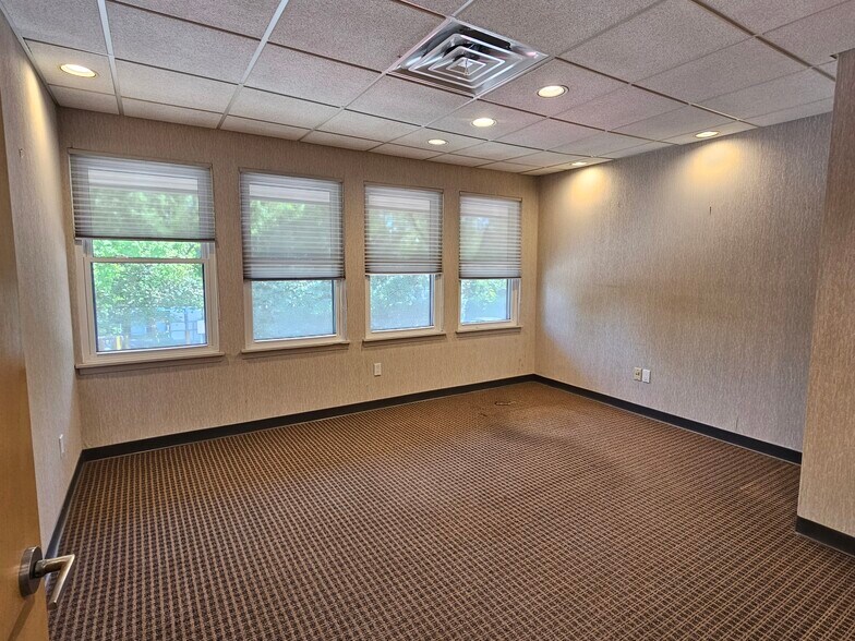 More Photos Of 202 E Main St, Huntington Medical For Lease