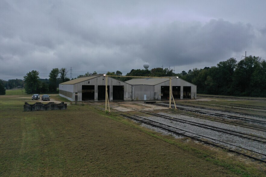 More Photos Of 1219 S Elm St, Hodge Service For Lease