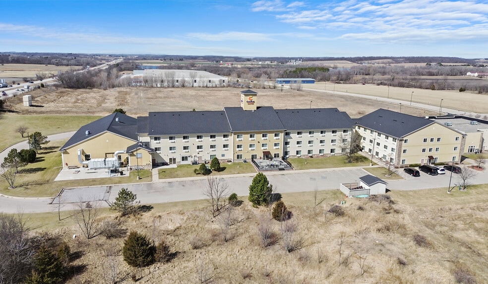 More Photos Of 725 Paradise Ln, Johnson Creek Hotel For Sale