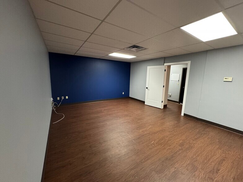 More Photos Of 721 W US Highway 50, O'Fallon Storefront Retail Office For Lease