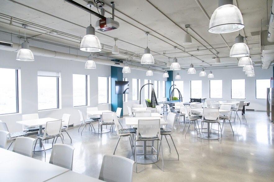 More Photos Of 555 Rue Chabanel O, Montréal Office For Lease