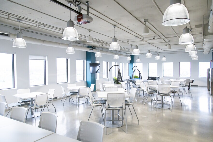 More Photos Of 555 Rue Chabanel O, Montréal Office For Sale