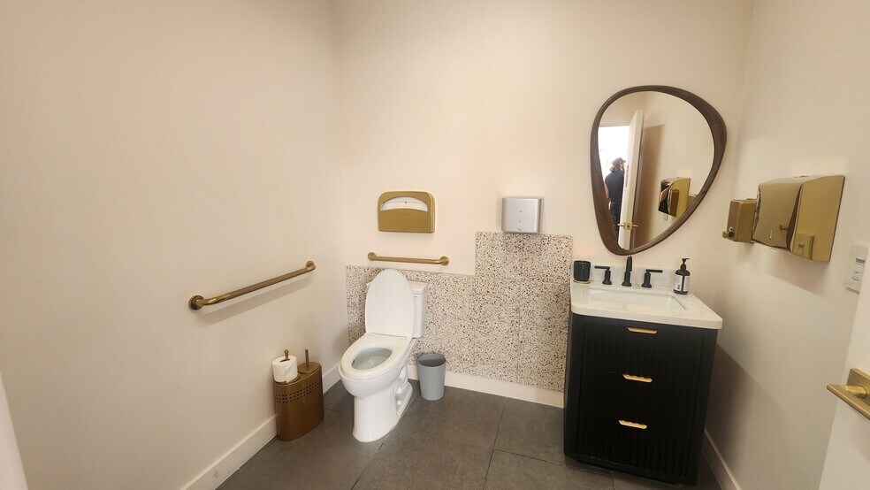 More Photos Of 1000 N Fairfax Ave, West Hollywood Storefront For Sale