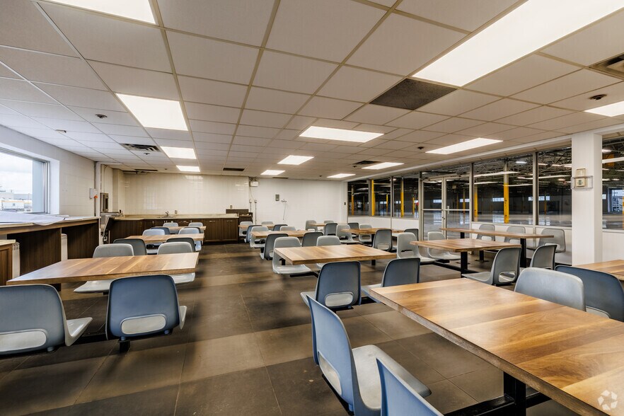 More Photos Of 3000 Aut Transcanadienne, Pointe-claire Distribution For Sale