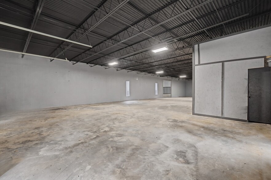 More Photos Of 7031 TX-75, Huntsville Manufacturing For Lease