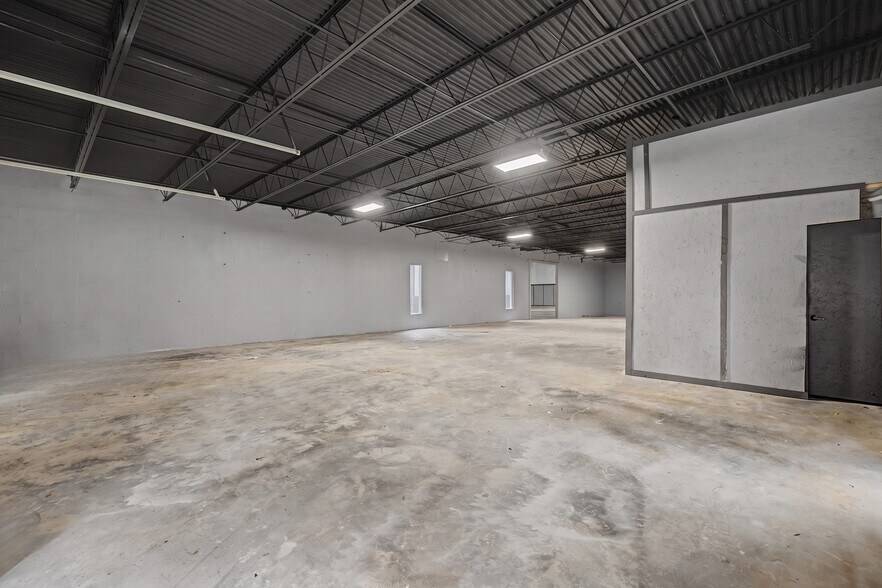More Photos Of 7031 TX-75, Huntsville Manufacturing For Lease