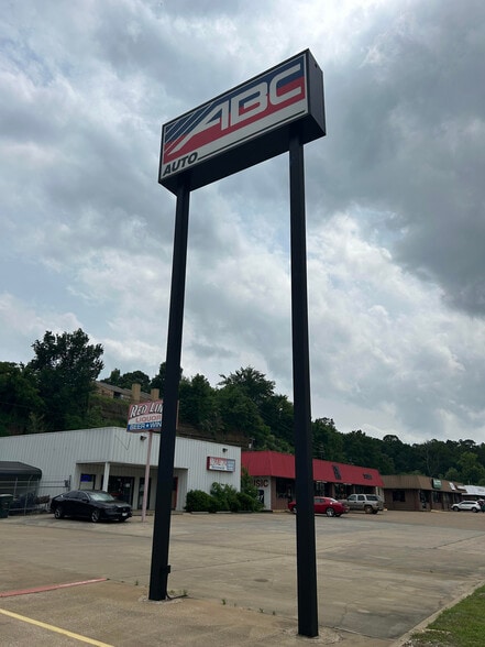 More Photos Of 716 N University Dr, Nacogdoches Freestanding For Lease