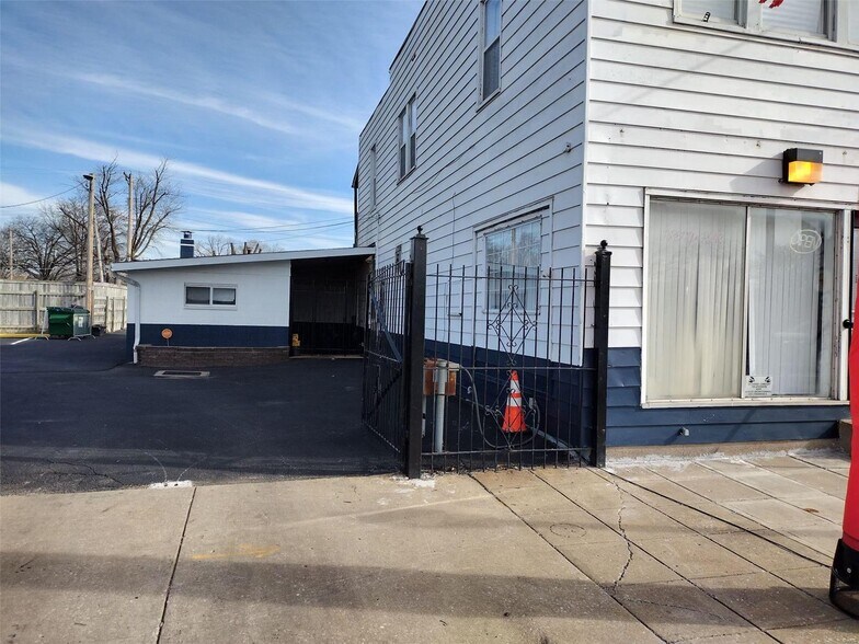 More Photos Of 7950 N Broadway, Saint Louis General Retail For Lease