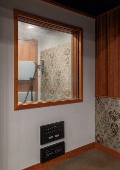 More Photos Of 2205 E 12th St, Austin Movie Radio TVStudio For Sale