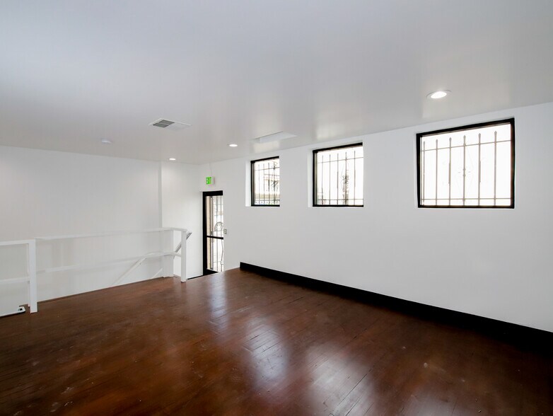 More Photos Of 212 N San Fernando Blvd, Burbank Storefront For Sale