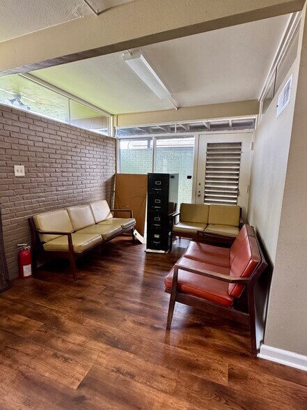 More Photos Of 611 N Esplanade St, Cuero Medical For Sale