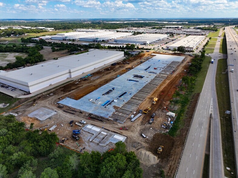 Primary Photo Of 902 W Shady Grove Rd, Grand Prairie Distribution For Lease