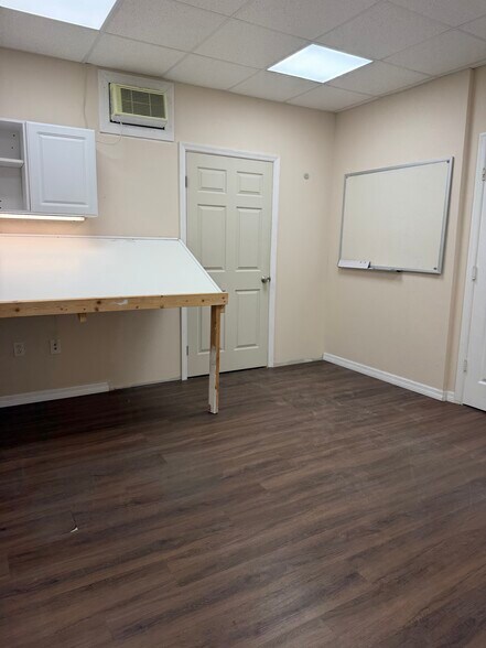 More Photos Of 1076 Business Ln, Naples Showroom For Lease