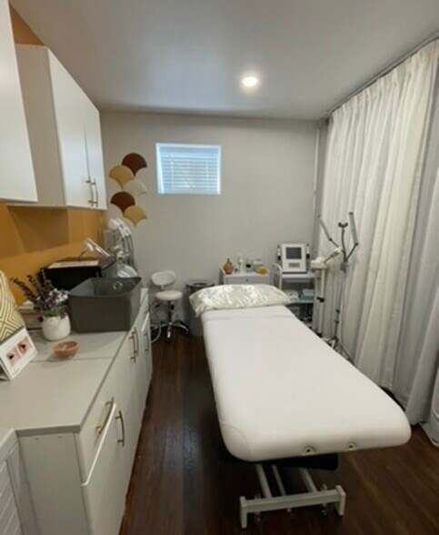 More Photos Of 715-717 Queen St E, Toronto Storefront Retail Office For Lease