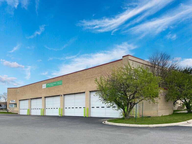 More Photos Of 7080 N Mccormick Blvd, Lincolnwood Warehouse For Lease