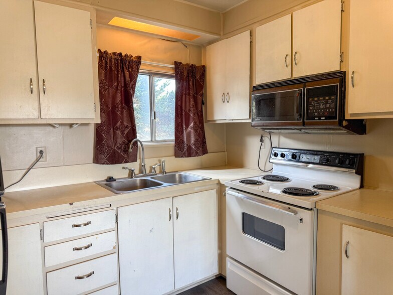 More Photos Of 972 S Main St, Prineville Flex For Sale