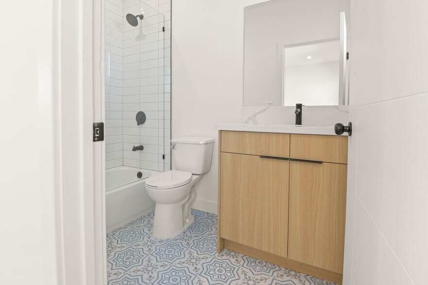 More Photos Of 1707 S Burnside Ave, Los Angeles Apartments For Sale