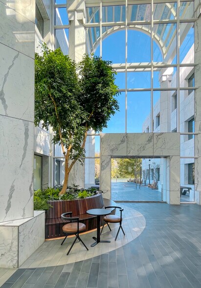 More Photos Of 5000 Plaza On The Lake Dr, Austin Coworking Space